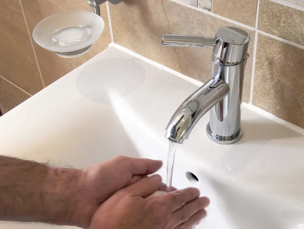 Hombre lavándose las manos — Foto de Stock