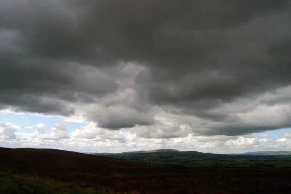 Nuvens temperamentais escuras — Fotografia de Stock
