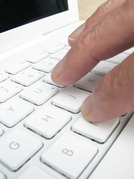 Laptop klavye on parmak — Stok fotoğraf