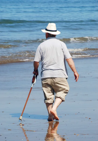 Senior promenader på stranden — Stockfoto