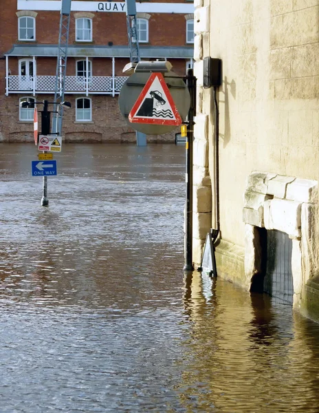 Verkehrszeichen überflutet — Stockfoto