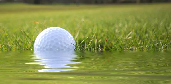 Golfbal in water — Stockfoto