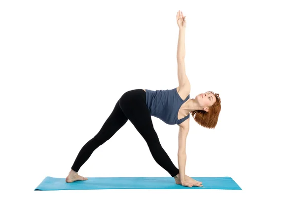 Kobieta praktykuje jogę — Zdjęcie stockowe