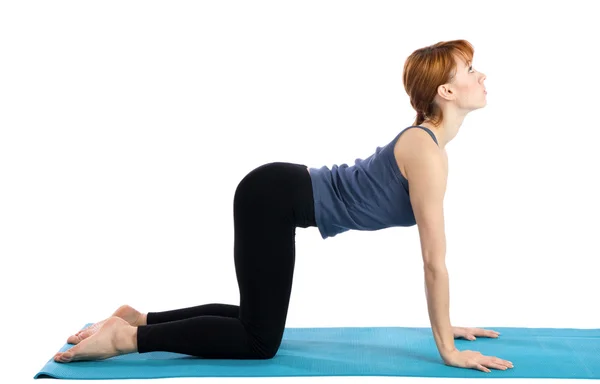 Donna pratica yoga — Foto Stock