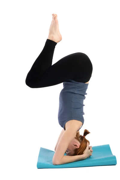 La mujer practica yoga — Foto de Stock