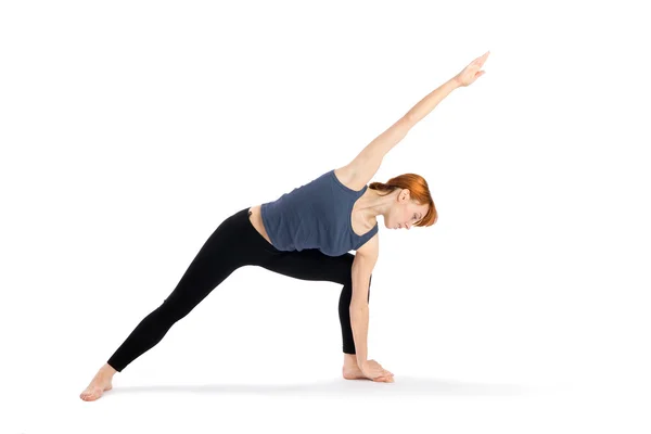 Женщина практикует йогу упражнения — стоковое фото