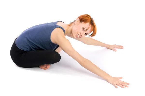 Gülümseyen kadın Yoga egzersiz yaparak — Stok fotoğraf