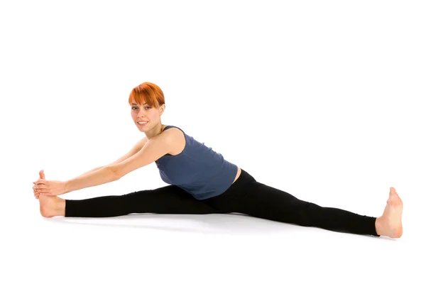 Usmívající se žena, která dělá jóga cvičení — Stock fotografie