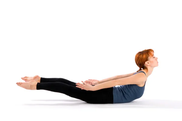 Slim Giovane donna che fa esercizio di Yoga — Foto Stock