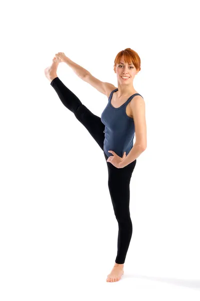 Mulher fazendo o exercício de alongamento da perna — Fotografia de Stock