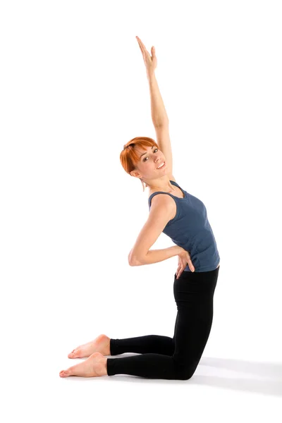 Slank jonge vrouw doen yoga oefening — Stockfoto