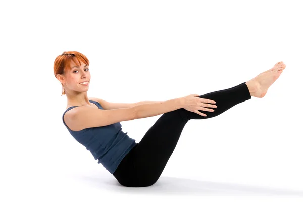 Leende kvinna gör yoga övning — Stockfoto