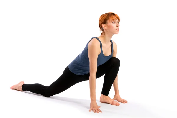 Donna che pratica esercizio yoga — Foto Stock