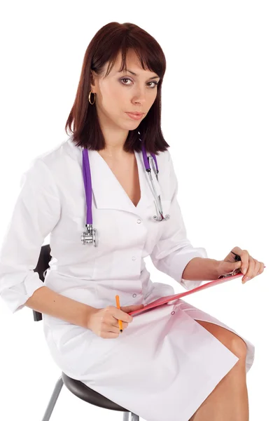 앉아있는 젊은 여성 의사 — 스톡 사진