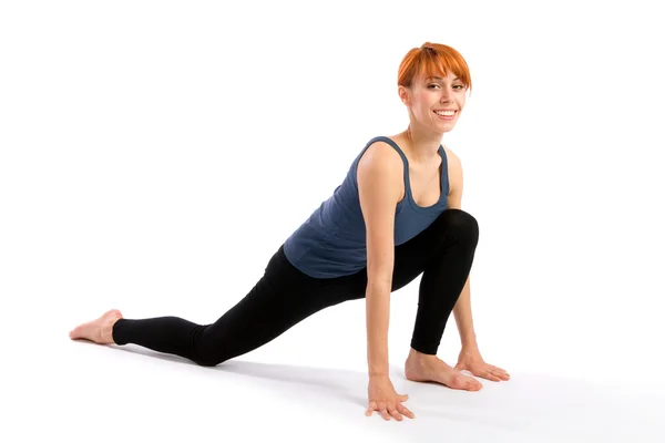 Lachende vrouw doen yoga oefening — Stockfoto