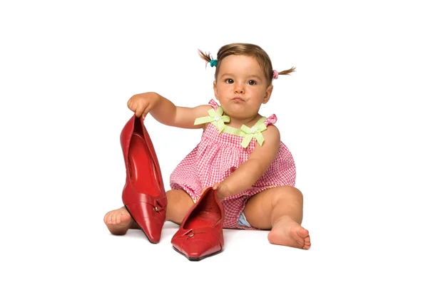 Babymeisje met rode pompen — Stockfoto