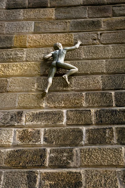 Climbing Wall Statue — Stock Photo, Image