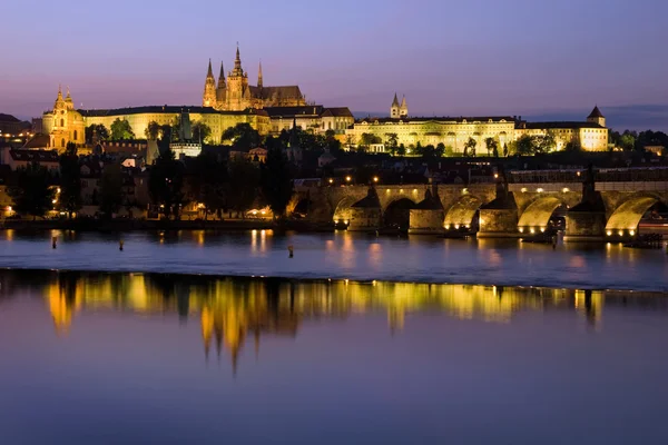 Castillo de Praga al anochecer — Foto de Stock