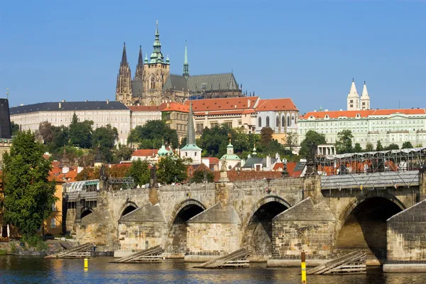 Castelo de Praga e ponte Charles — Fotografia de Stock