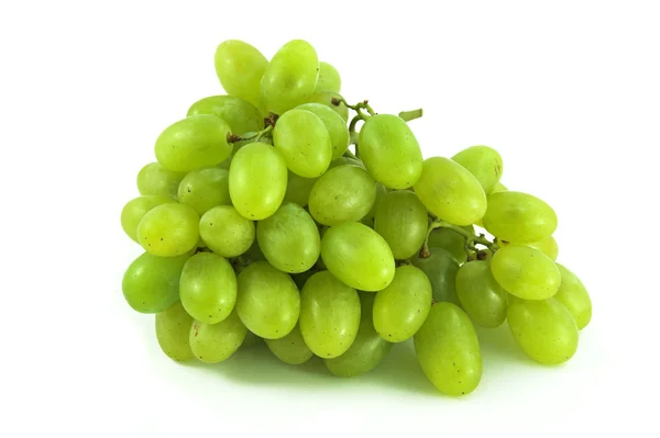Gröna druvor på vit — Stockfoto