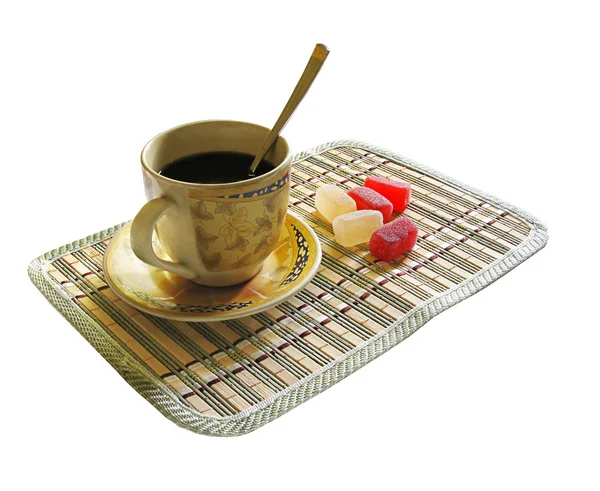 Filiżankę kawy i cukierki na białym tle — Zdjęcie stockowe