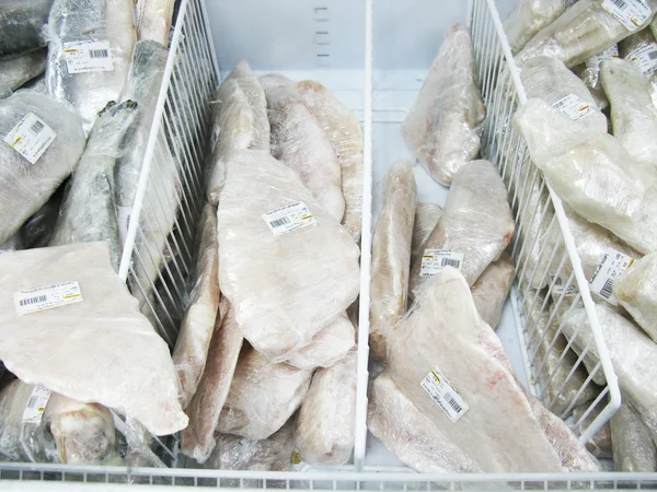 Pescado congelado en un mostrador — Foto de Stock