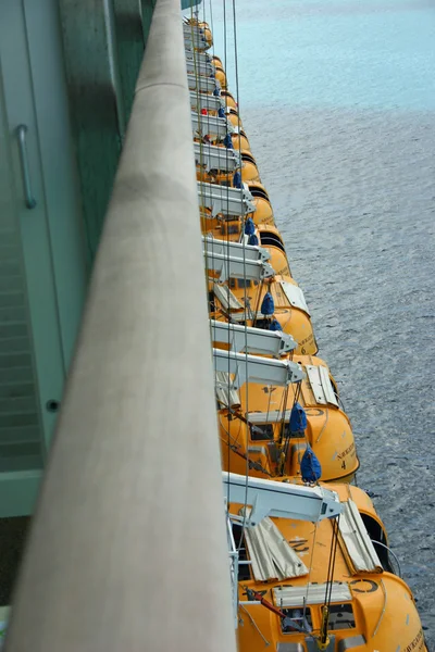 Rettungsboote auf einem Kreuzfahrtschiff — Stockfoto