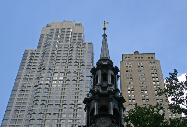Kyrkan och skyskrapor — Stockfoto