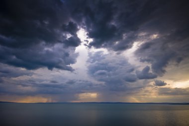 balaton Gölü üzerinde fırtına