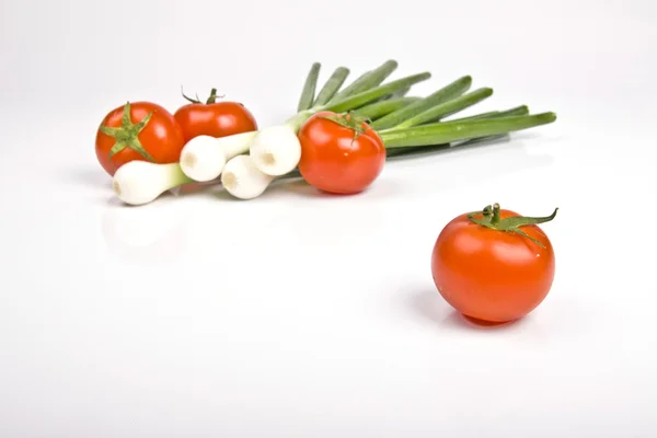 Весенний лук и помидор — стоковое фото