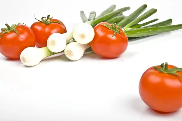 Frühlingszwiebeln und Tomaten — Stockfoto