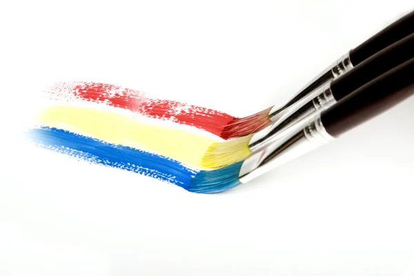 Pincel pintando una raya de arco iris — Foto de Stock