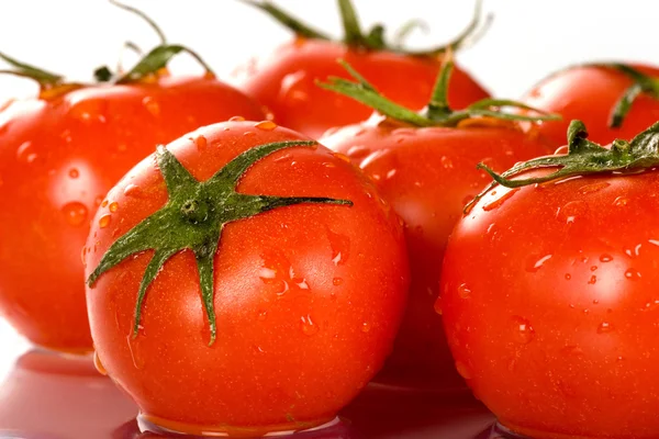 Повредить свежие красные влажные помидоры — стоковое фото