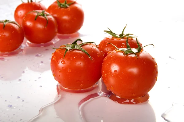 Tomates molhados vermelhos perfeitos — Fotografia de Stock
