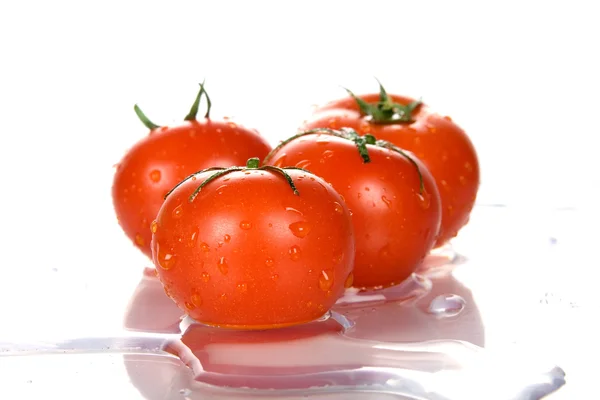Ідеальні свіжі червоні вологі помідори — стокове фото