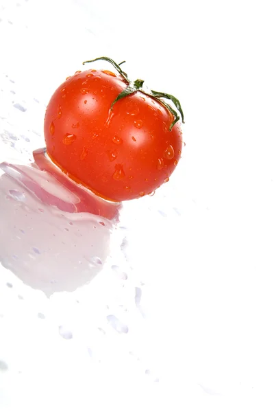 Tomates húmedos rojos frescos perfectos —  Fotos de Stock