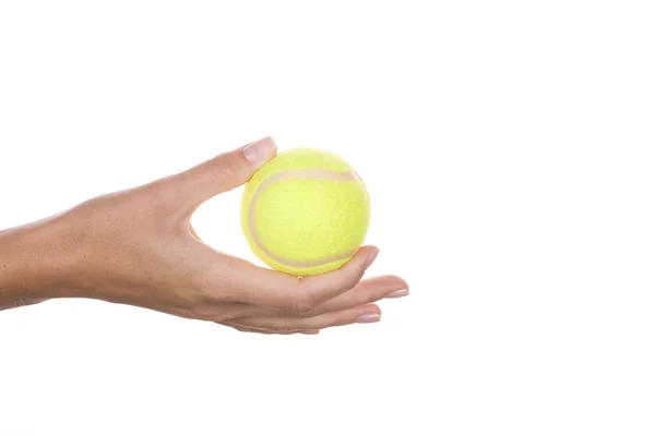 Pelota de tenis en la mano de la mujer — Foto de Stock
