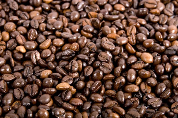 Yüksek kaliteli taze kavrulmuş kahve çekirdeği kapatın — Stok fotoğraf