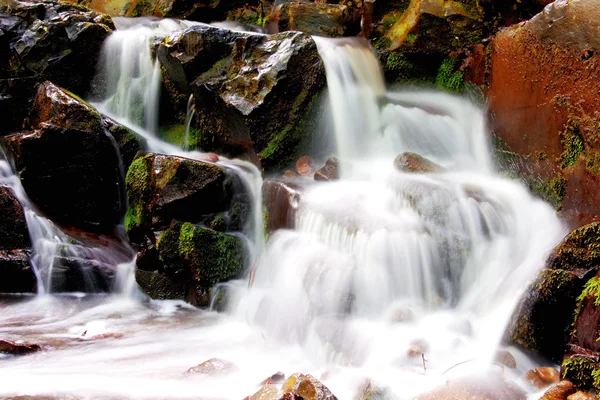 Belle et paisible cascade dans la nature — Photo