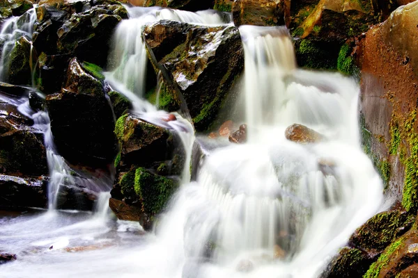 Krásný a klidný vodopád v přírodě — Stock fotografie