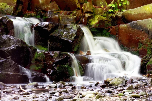 Schöner und friedlicher Wasserfall in der Natur — Stockfoto