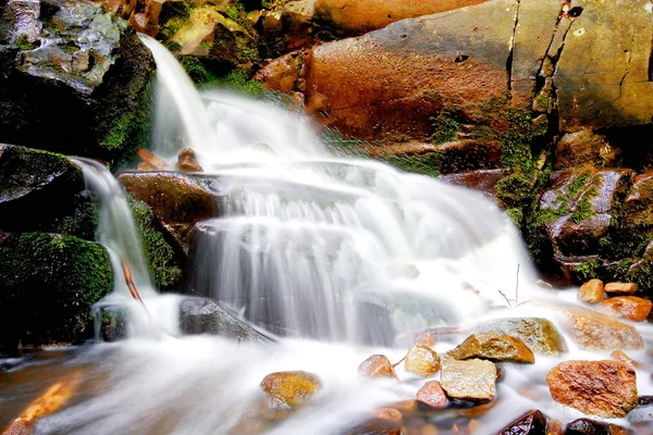 Gyönyörű és békés vízesés a természetben — Stock Fotó