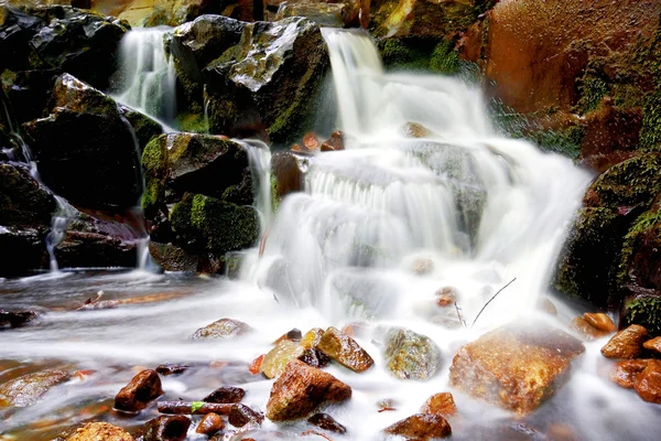 Hermosa y pacífica cascada en la naturaleza — Foto de Stock