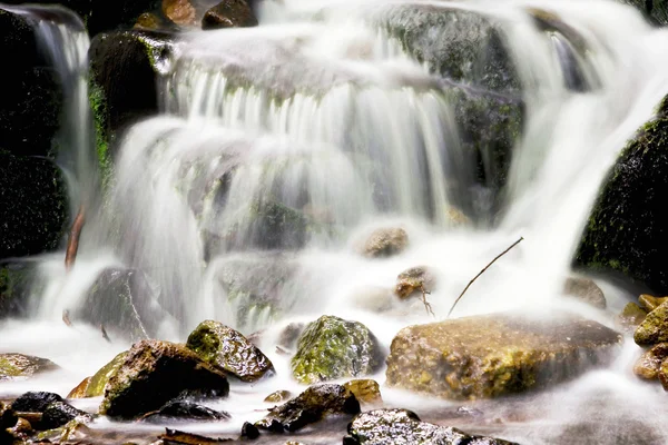 Gyönyörű és békés vízesés a természetben — Stock Fotó