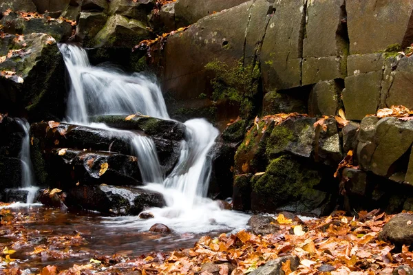 Krásný a klidný vodopád v přírodě — Stock fotografie