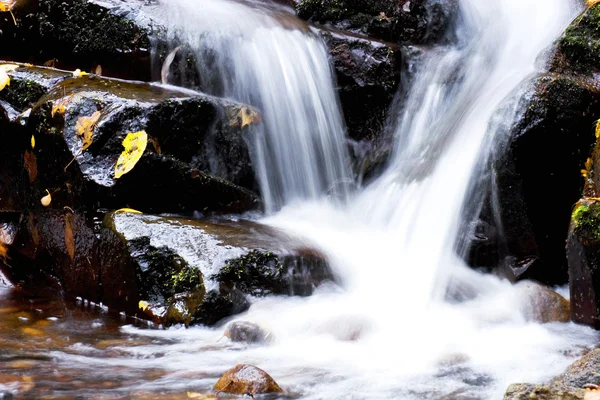 Schöner und friedlicher Wasserfall in der Natur — Stockfoto