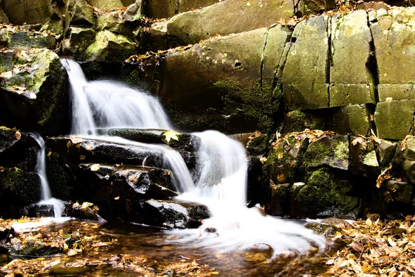 Prachtige en rustige waterval in de natuur — Stockfoto