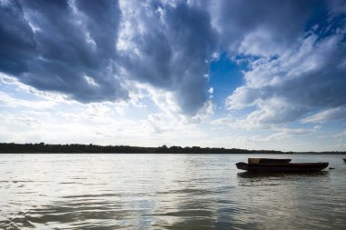 Tuna Nehri 'nde gün batımında tekneler