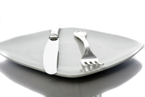 Gabel und Messer auf einem Teller — Stockfoto