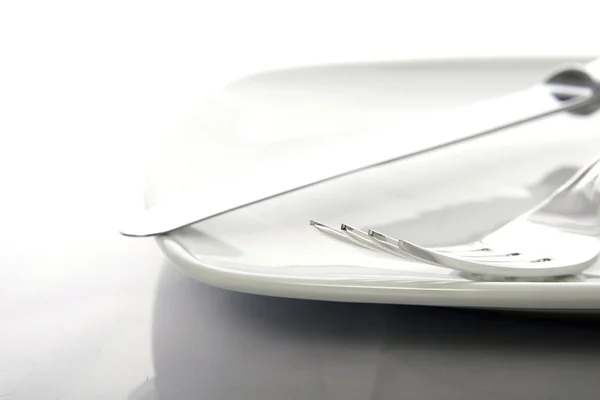 Вилка и нож на тарелке — стоковое фото